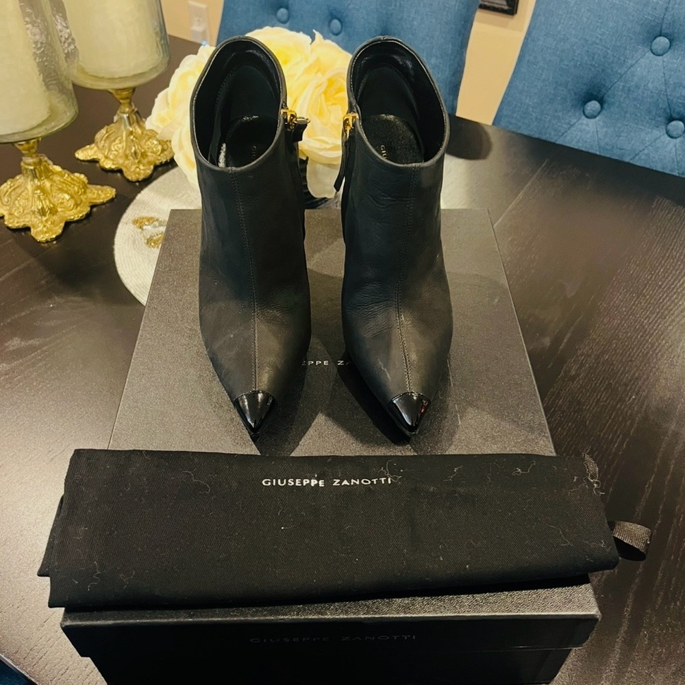 GIUSEPPE ZANOTTI
Ankle boots
7 (US) - Black